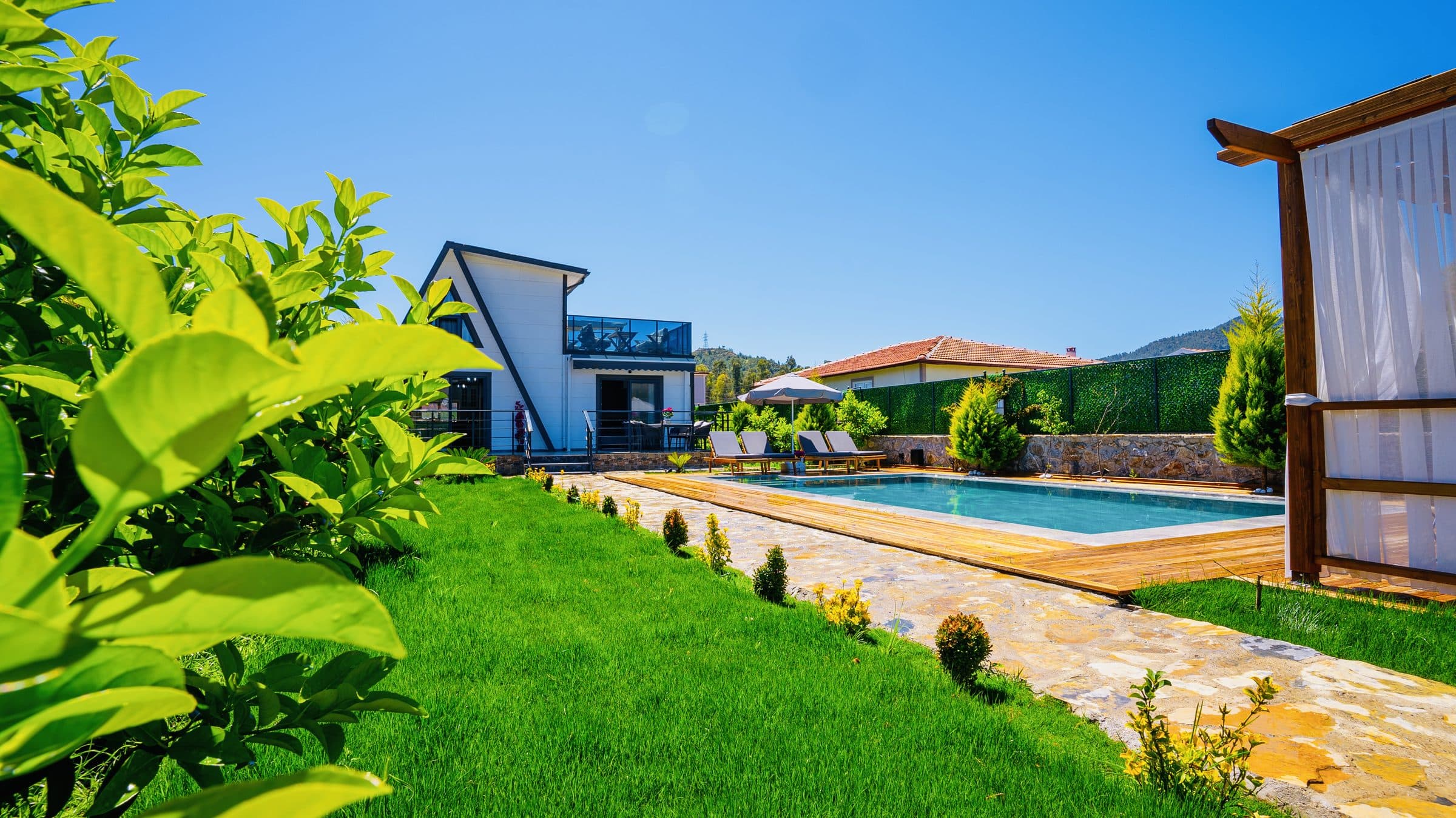 Villa Lojja bahçe — A-frame ev cephesi