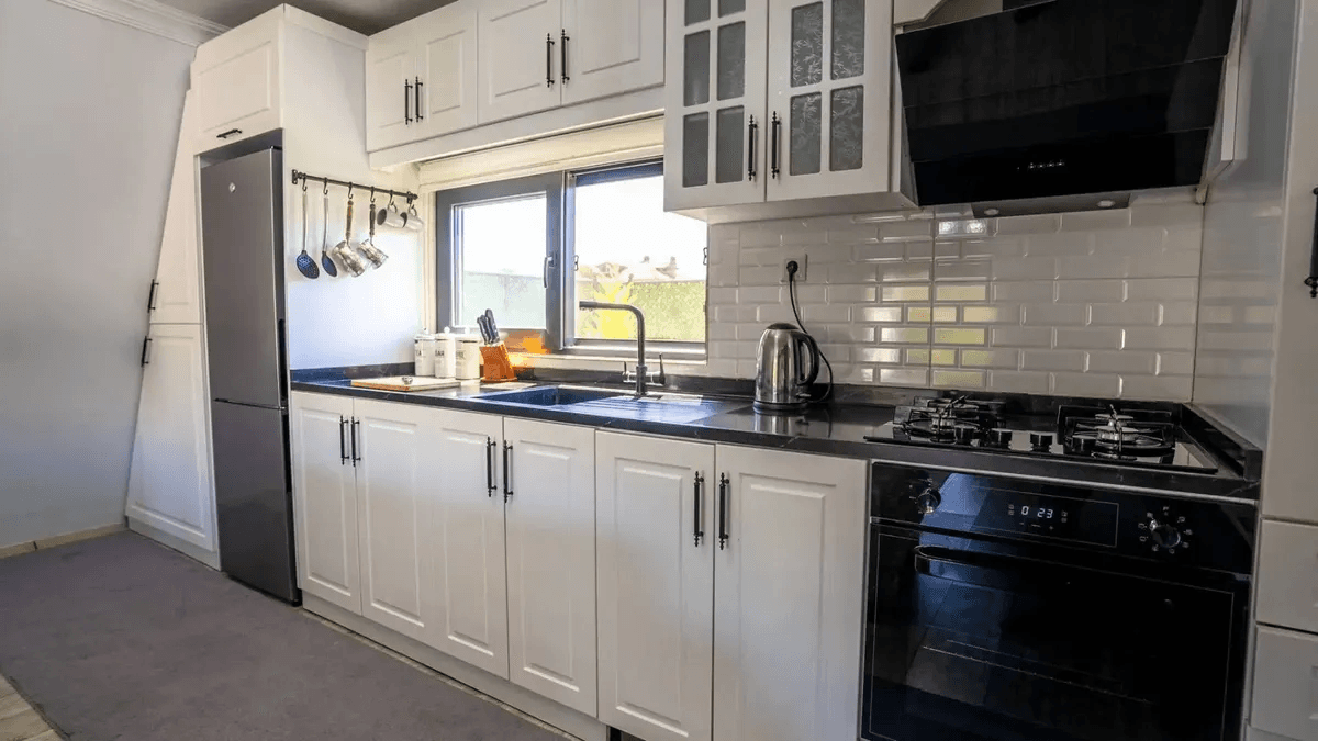 Villa Lojja mutfak — beyaz, modern donanımlı