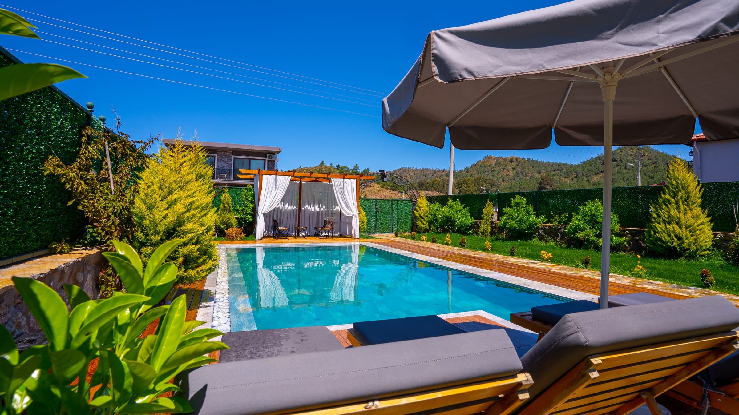Villa Lojja özel havuz — güneşlik ve cabana