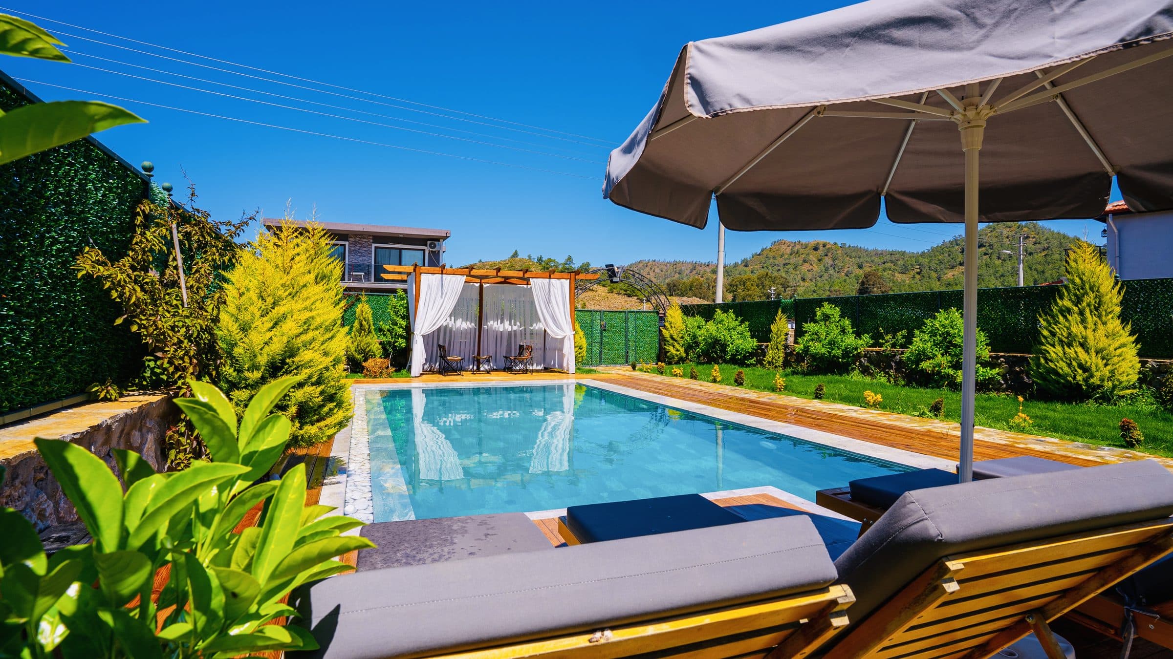 Villa Lojja havuz — alternatif açı