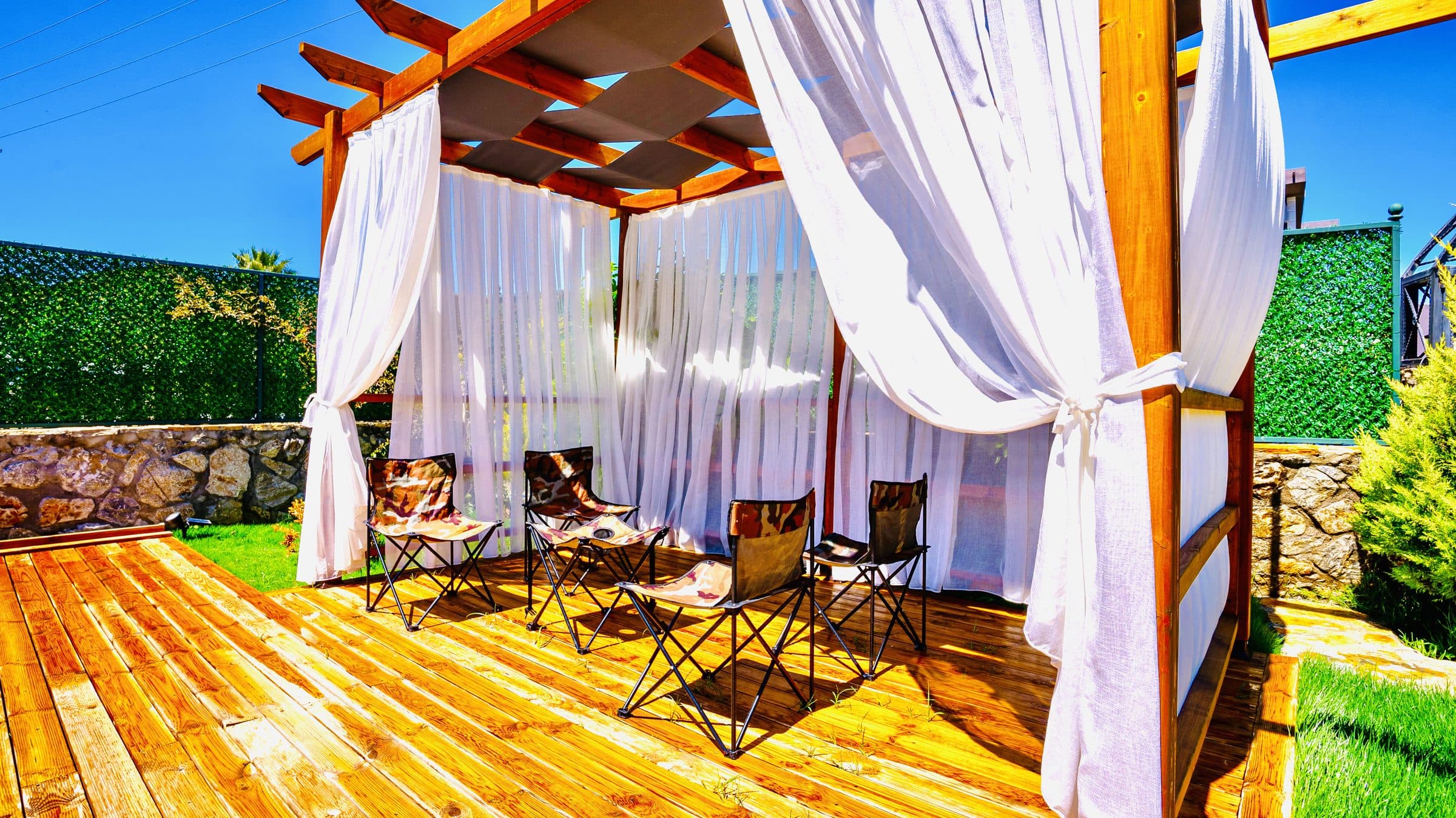 Villa Lojja pergola terası — beyaz tüllü oturma