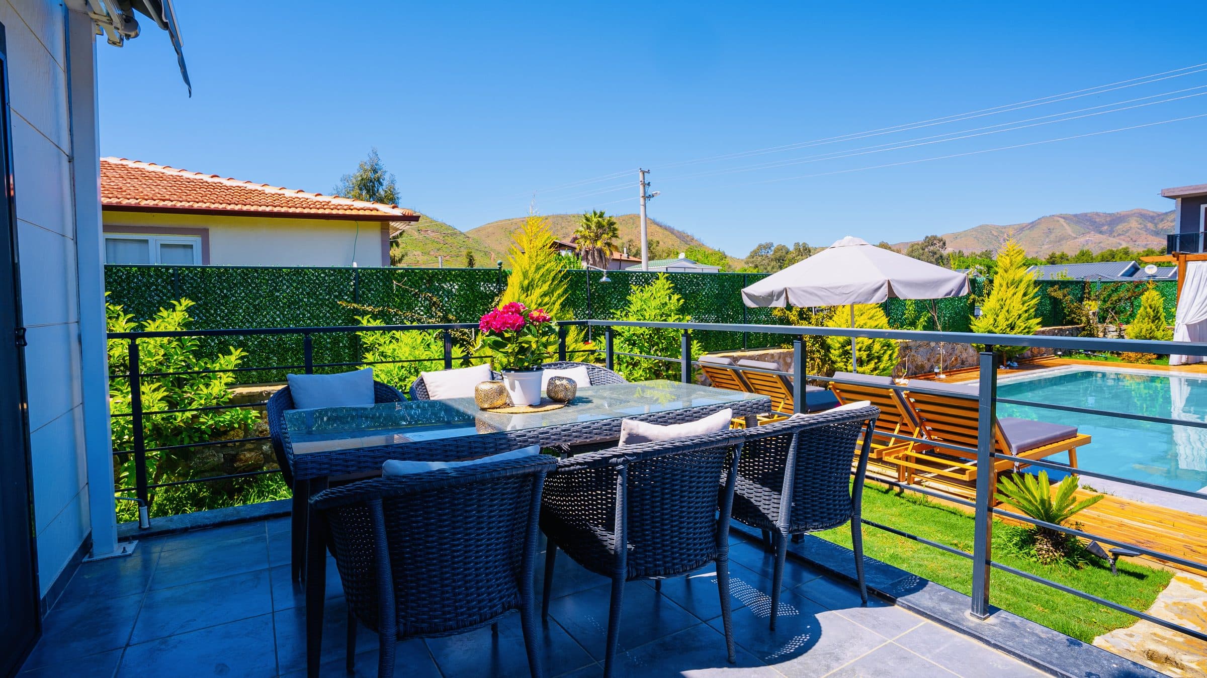 Villa Lojja yemek terası ve havuz manzarası