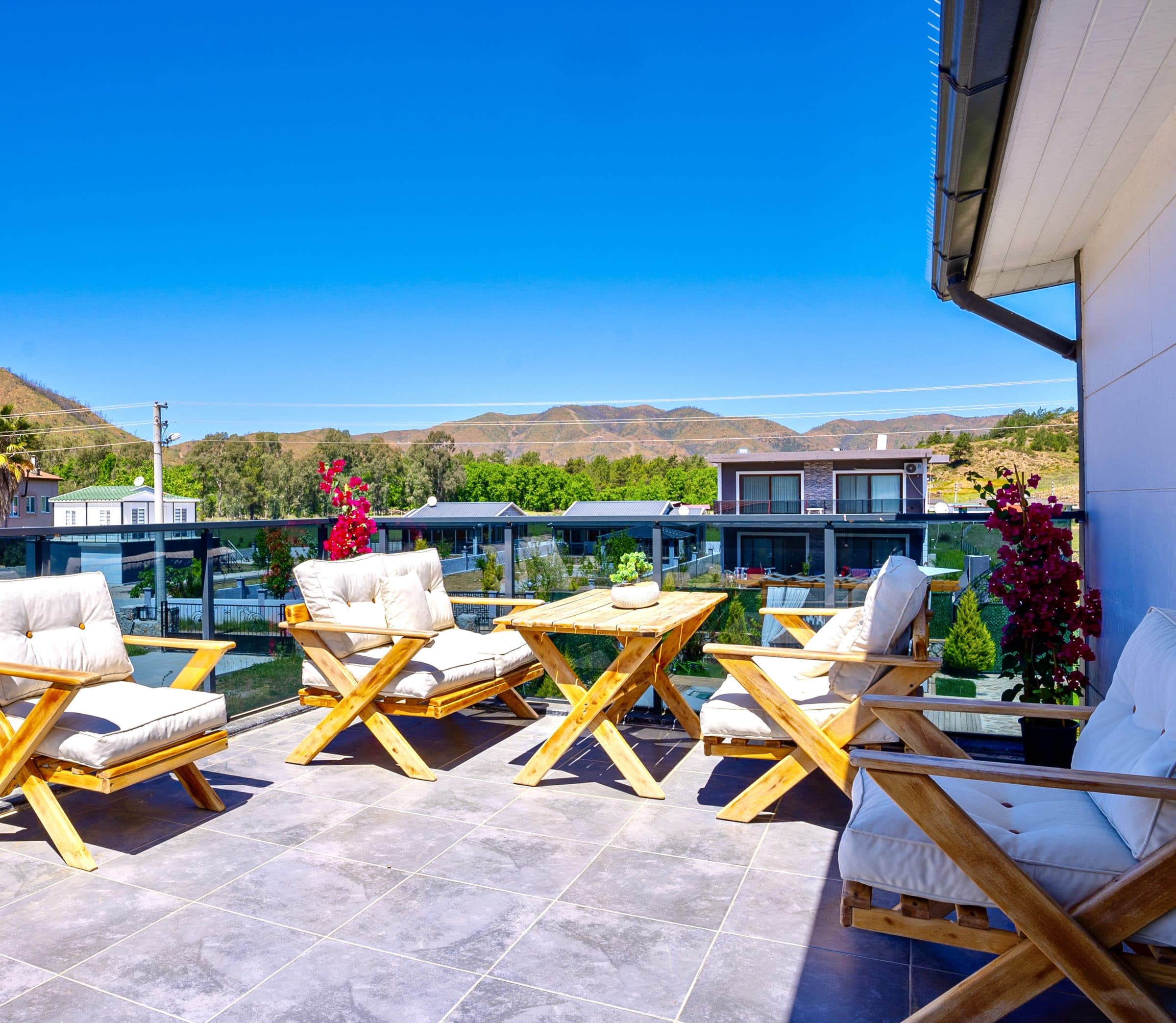Villa Lojja üst teras — Hisarönü dağ manzarası
