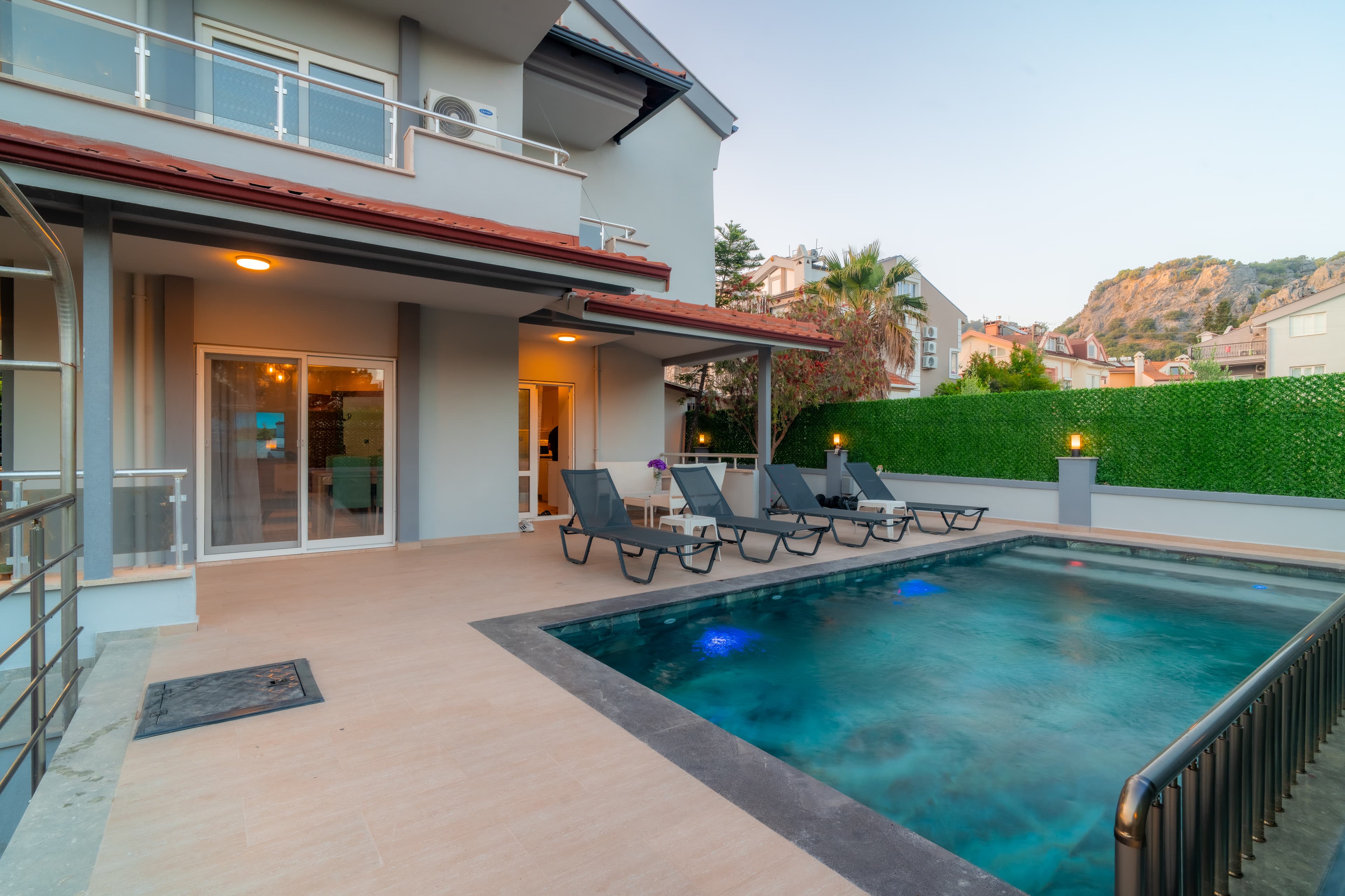 Villa dış cephe — havuz tarafından