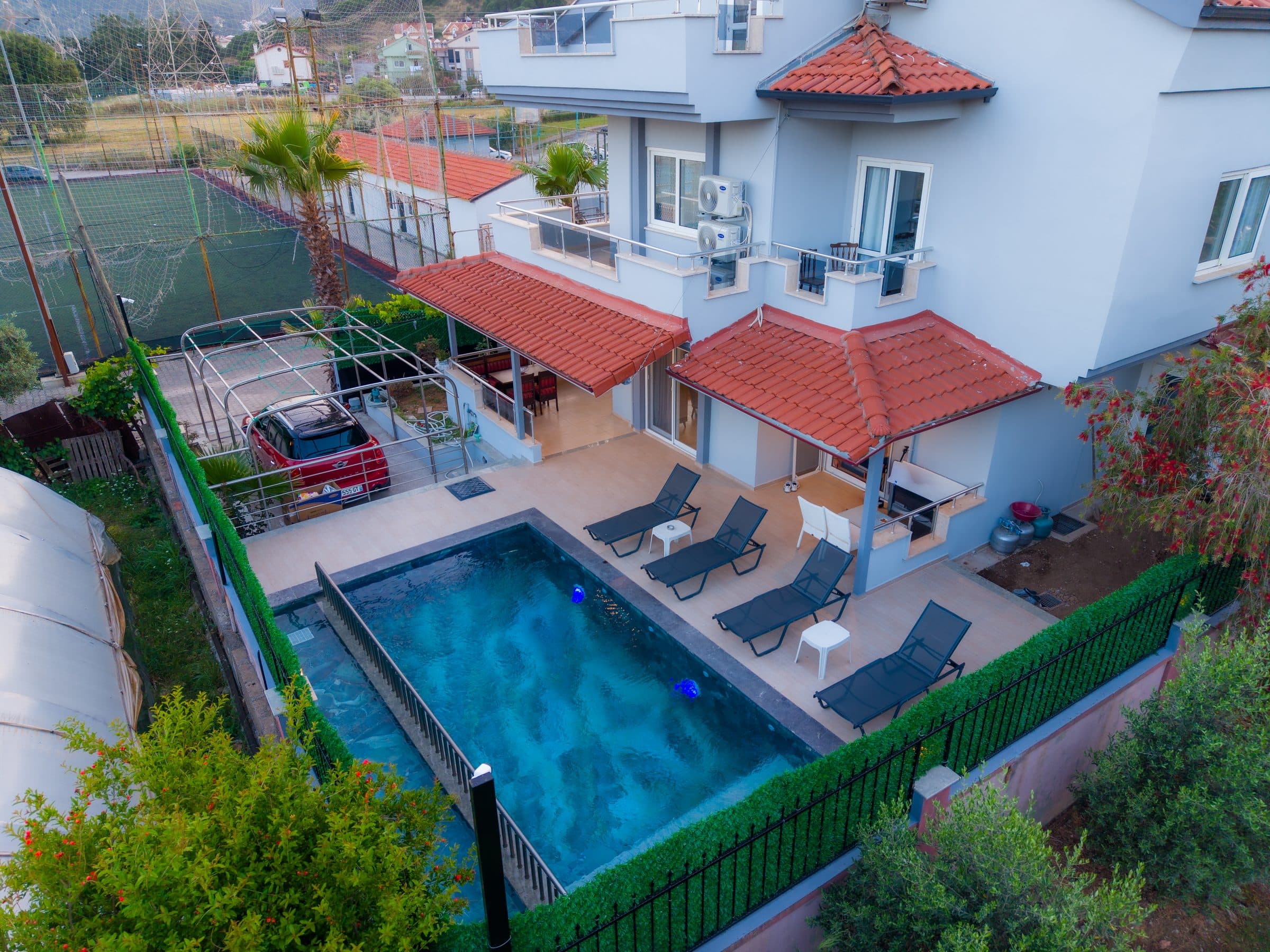 Mare Perla — kuş bakışı: villa, özel havuz, çam ormanı ve Marmaris dağları