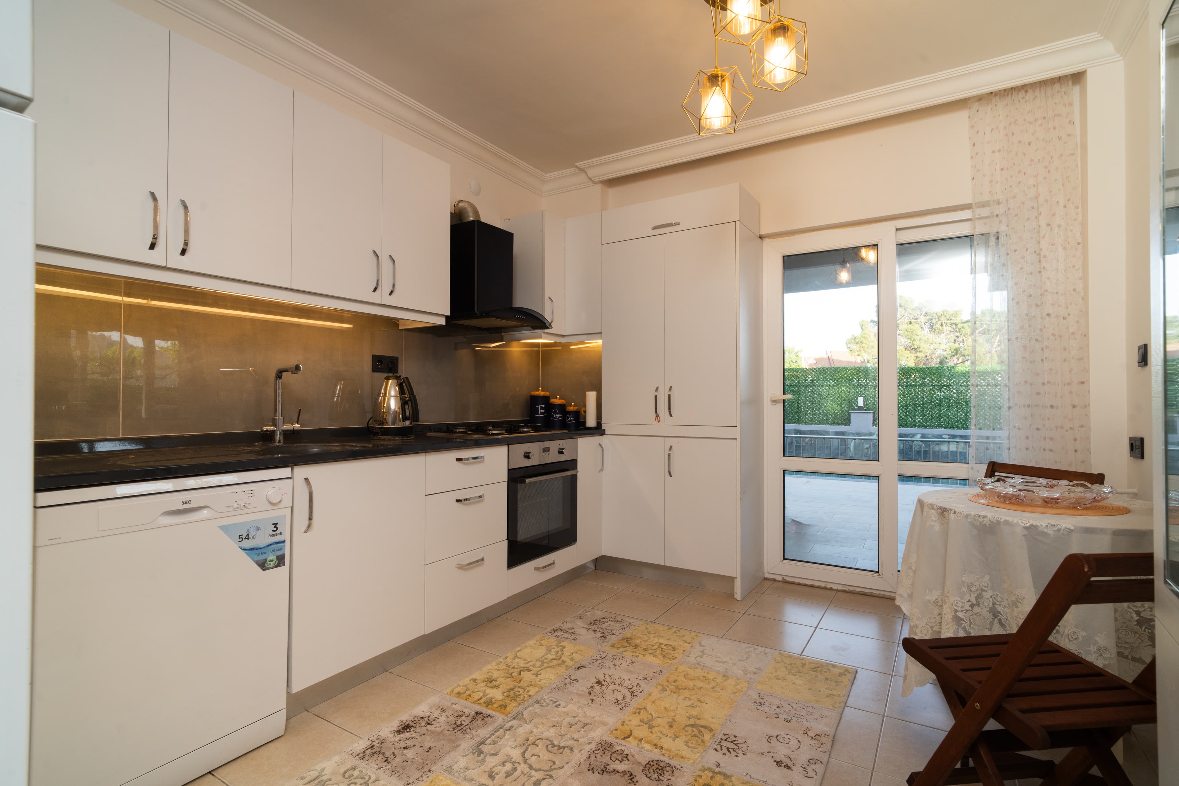 Mutfak — bronz backsplash, beyaz dolaplar