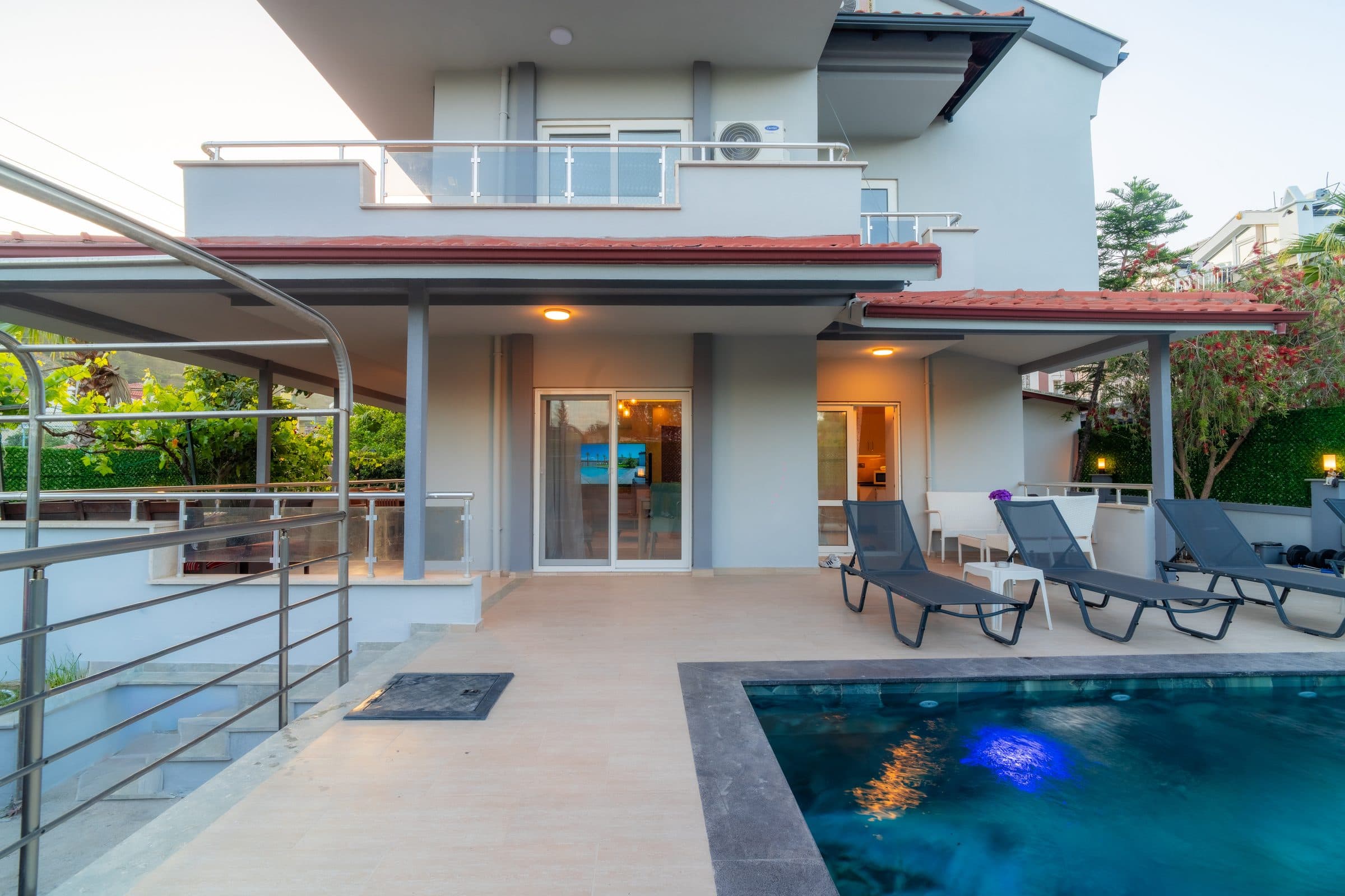 Mare Perla havuz ve villa — alacakaranlık