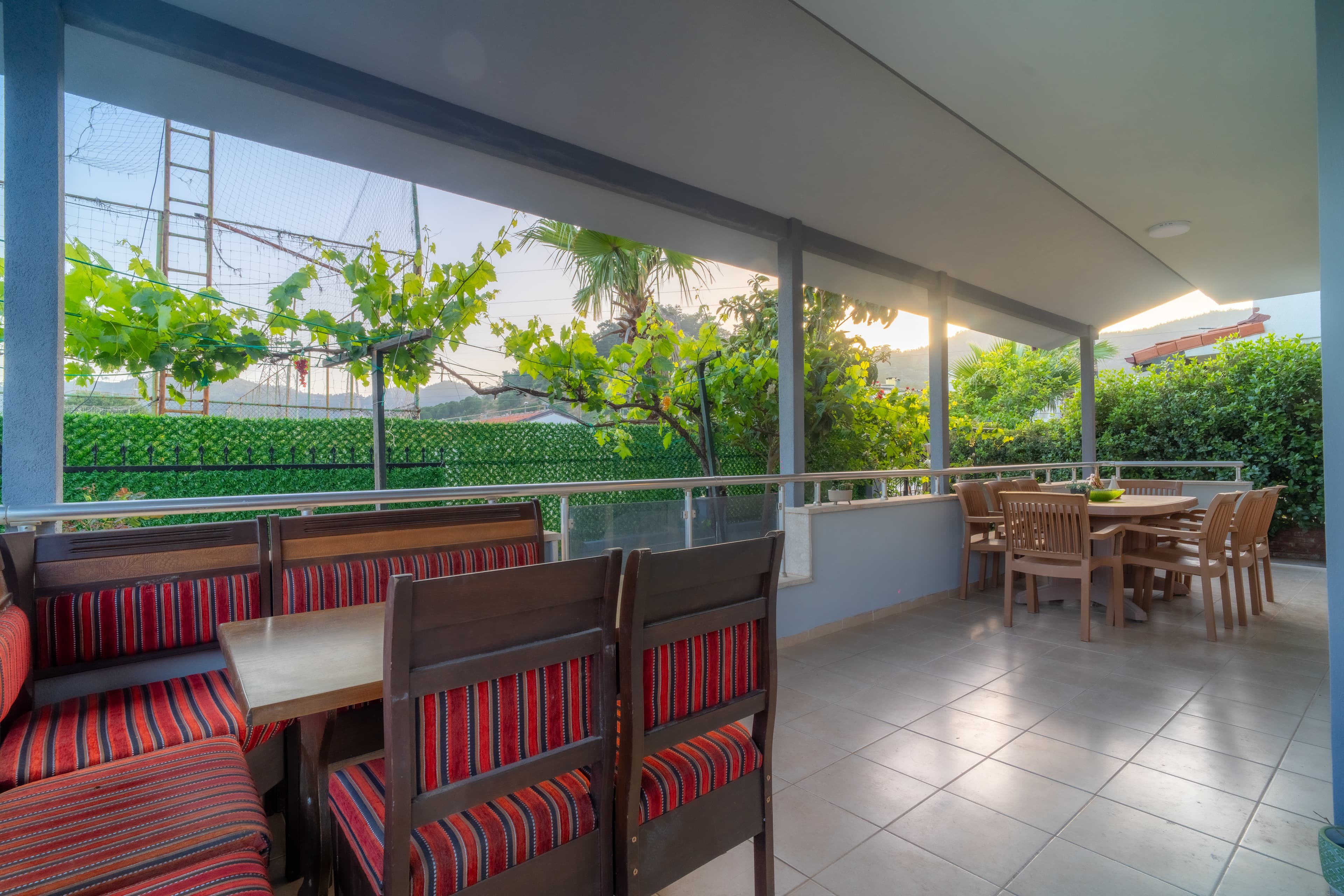 Üzüm sarmaşıklı veranda — yemek alanı