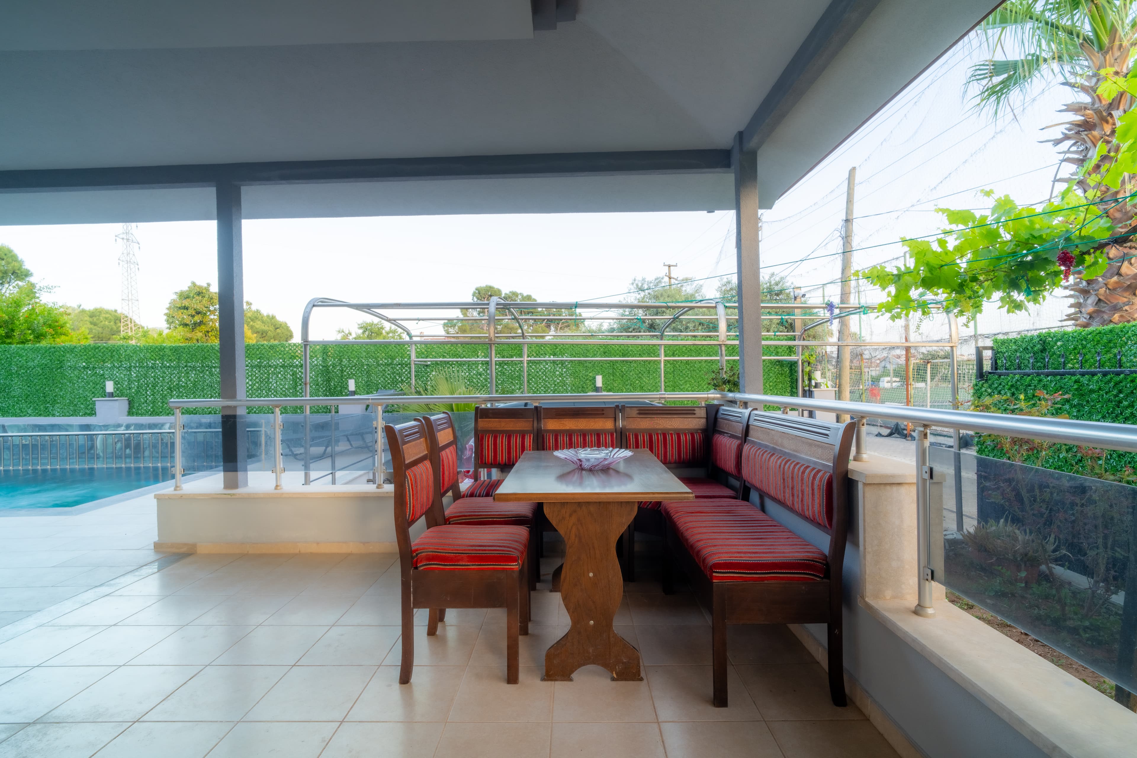Kapalı veranda — havuza bakan oturma